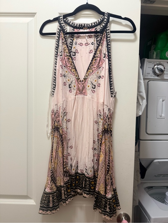 Free People Dresses & Skirts - Free people Sleeveless Pink Paisley Print V-Neck Dress